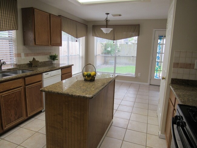 Building Photo - 10139 Cedaredge Dr