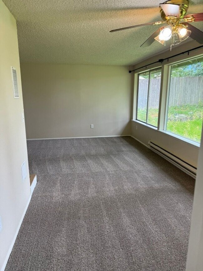 Photo - 3 Bedroom/2 Bathroom Rambler in Southeast Tacoma