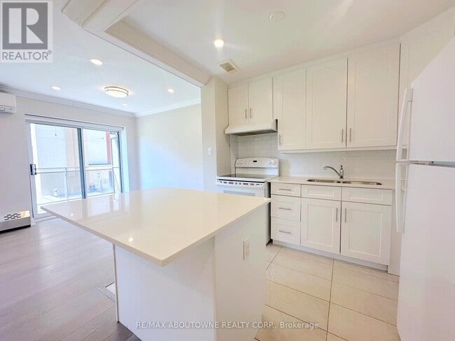 Photo - 135 Allan St