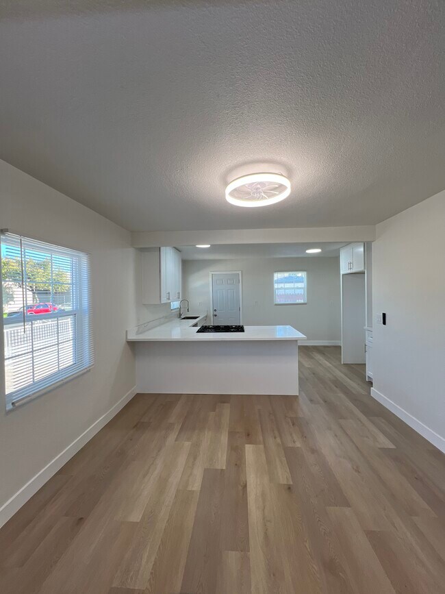 Photo - 1005 W 9th St