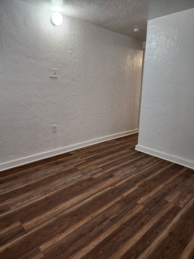 Photo - 1349-1342 Young Ave SW