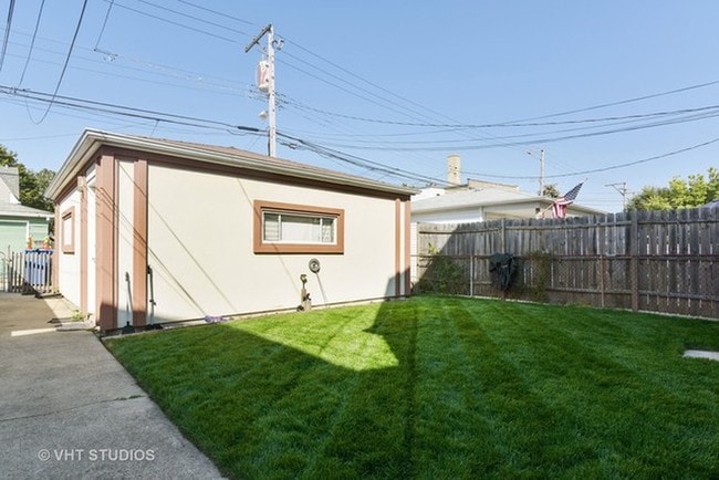 Building Photo - 5600 N Marmora Ave Unit 1