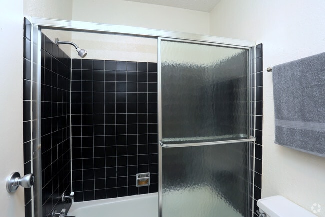 1BR - 750SF - Bathroom - Monaco Park