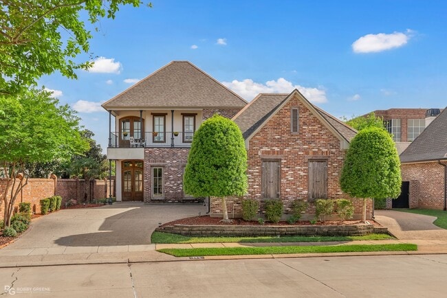 Building Photo - Oak Alley Neighborhood!