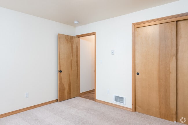 1BD, 1BA - 694-730SF - Executive Estates