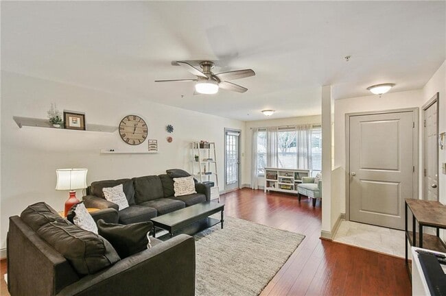 Photo - 1002 Madison Ln S E