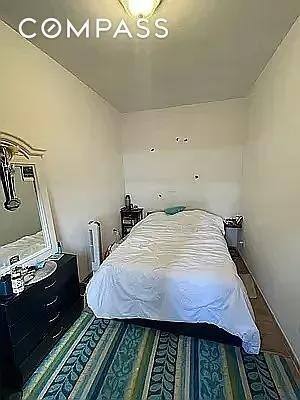 Photo - 402 E 69th St