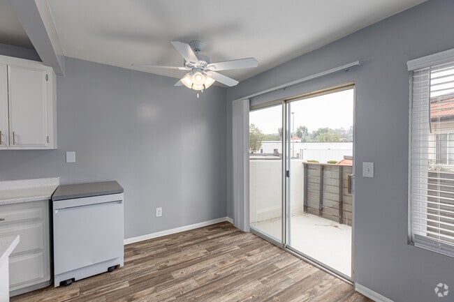 1BR, 1BA - 729SF - Dining Room