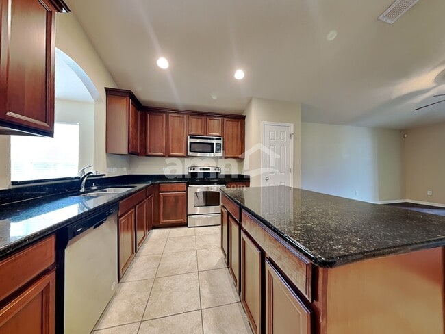 Photo - 915 Branchwood Way