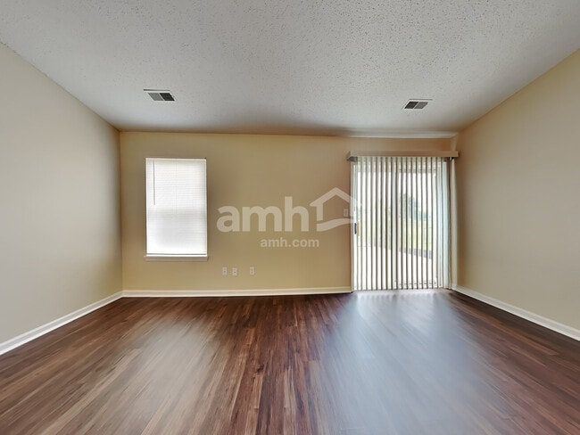 Photo - 1475 Round Lake Rd