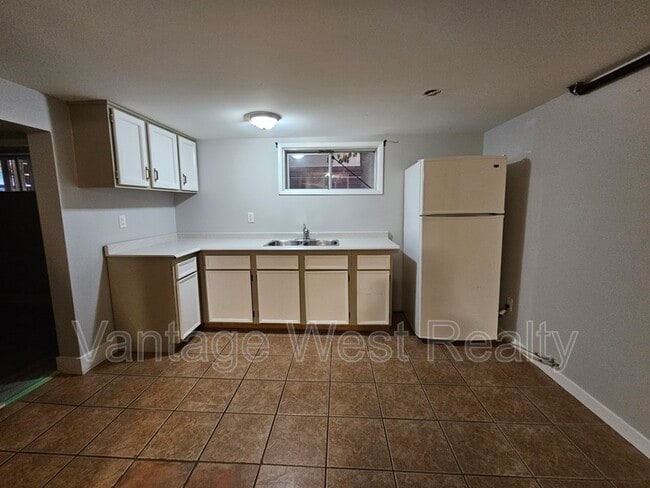 Photo - 320 Rutland Rd S