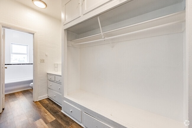 Studio - 450SF - Storage