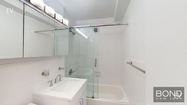 Photo - 165 E 35th St Unidad 15B