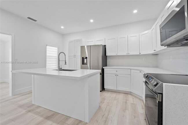 Building Photo - 129 SW 9th Ave Unit 1