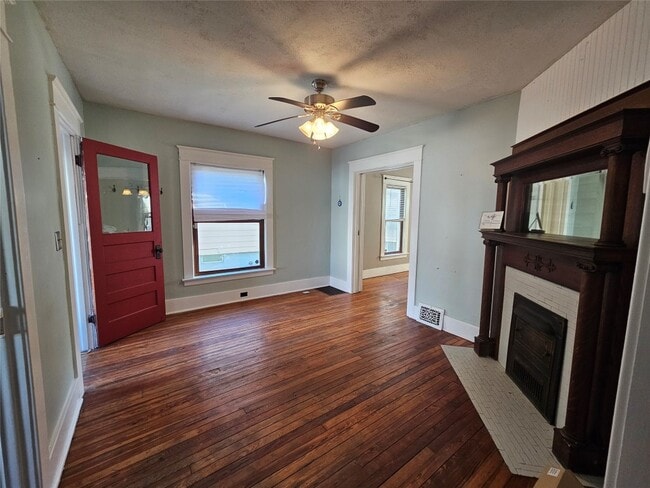 Photo - 406 Cascade St