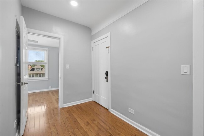 Photo - 4928 W Eddy St Unit 2