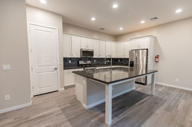 Photo - 901 S Smith Rd