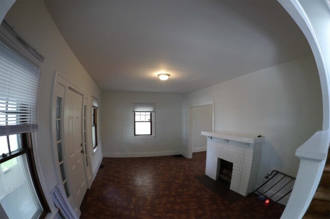 Photo - 915 Woodstock Ave