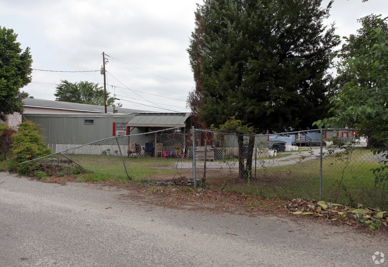 Photo - 5513 Woodbine Ave