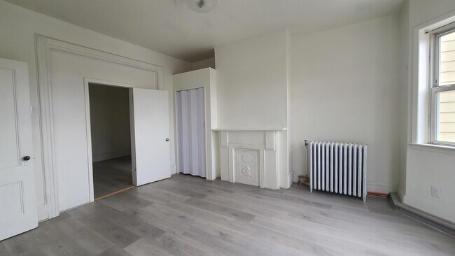 Building Photo - 242 Bowers St Unit 3