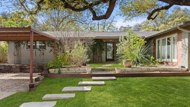 Building Photo - 2212 East Side Dr