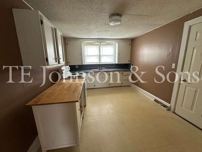 Photo - Charming 3BR Home with Basement, Large Backyard & Hardwood Floors in Kernersville