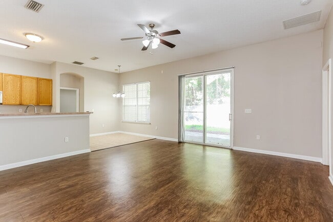 Photo - 667 Bonaparte Dr