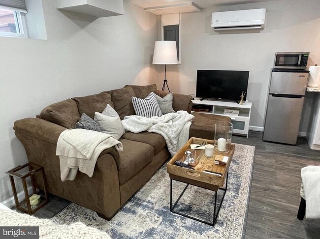 Building Photo - 3616 Oval Dr