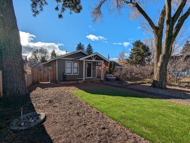 Building Photo - 1x1 updated NW Bend house with fully fence...
