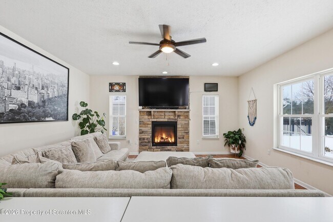 Photo - 124 Falcon Ln