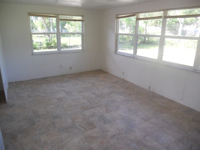 Photo - 922 Lewis Dr