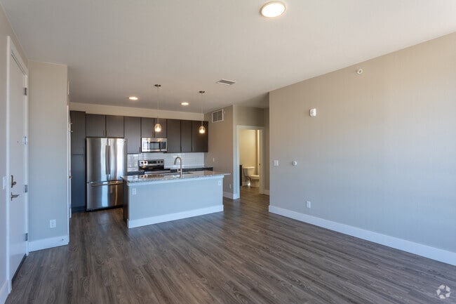 1BR, 1BA - 701 SF