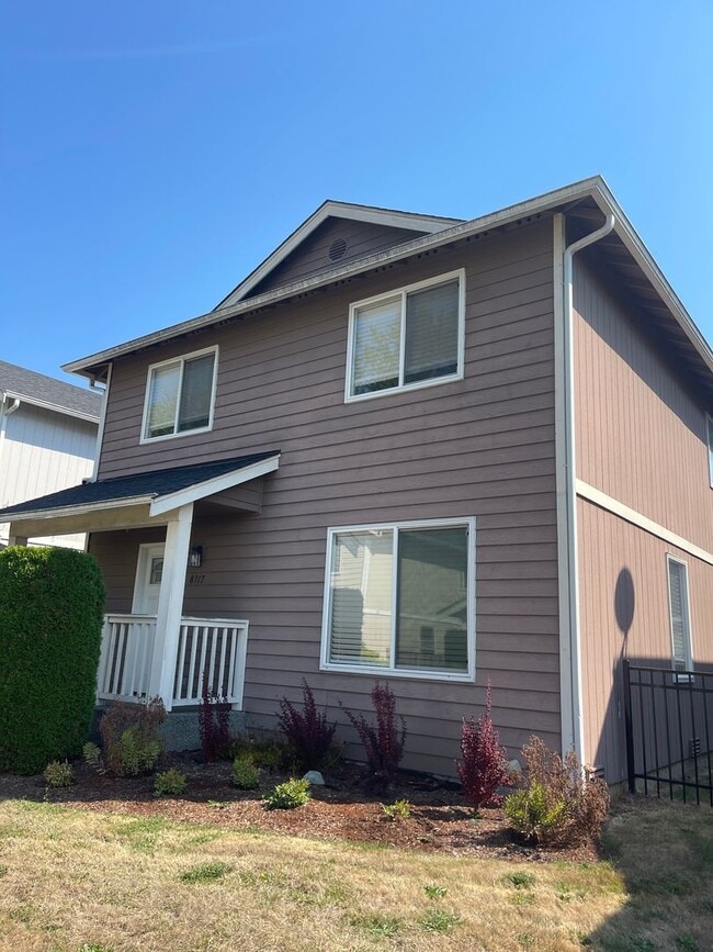 Building Photo - Remodeled 3bd, 2.5bath home