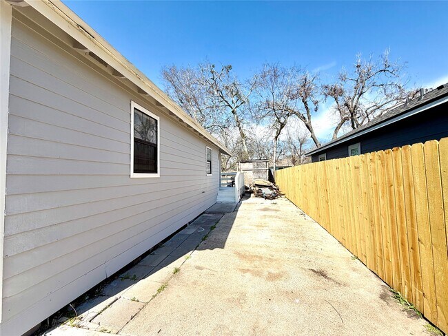710 Fields St
