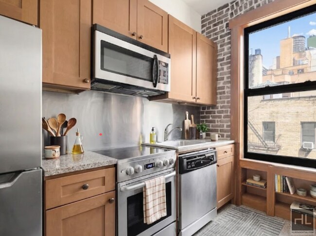 Renovated 3BR with Exposed Brick, Elevator & Laundry