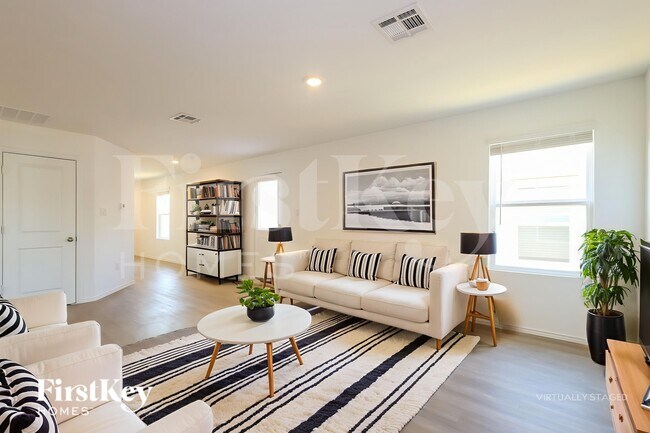 Photo - 8011 Nube Medina