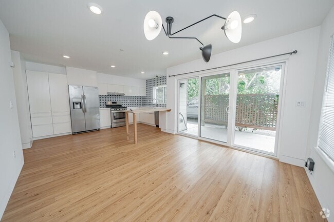Building Photo - 848 32nd St Unit 850 32nd Street Rental