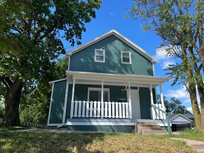 Building Photo - 3 Bed 1.5 Bath- 2 Car Garage Rental
