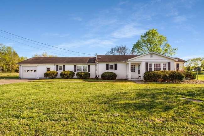 Building Photo - "Charming 3-Bedroom Haven with Spacious 2200 Sq Ft Layout in Lascassas, TN!"