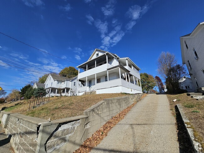 Building Photo - 256 N Elm St Unit 1 Rental