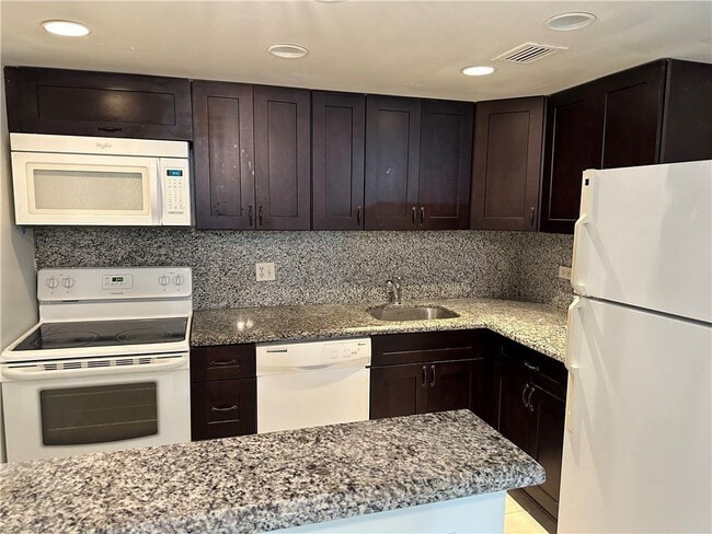 Building Photo - 3680 Inverrary Dr Unit 3r