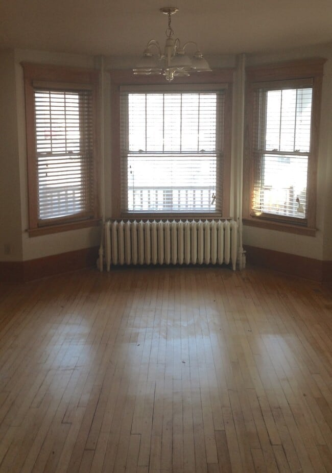 Building Photo - 305-307 Duplex Unit 305 Conventional