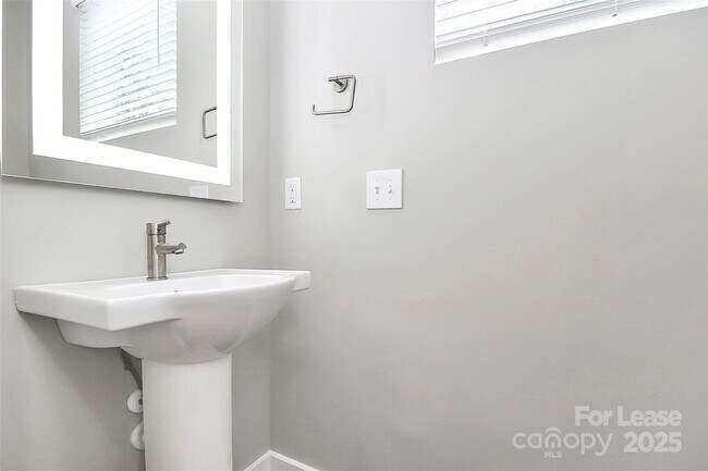 Photo - 1927 W Trade St