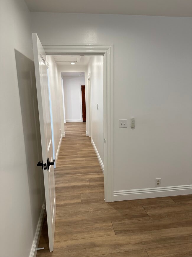 Pasillo - 5412 Baldwin Ave