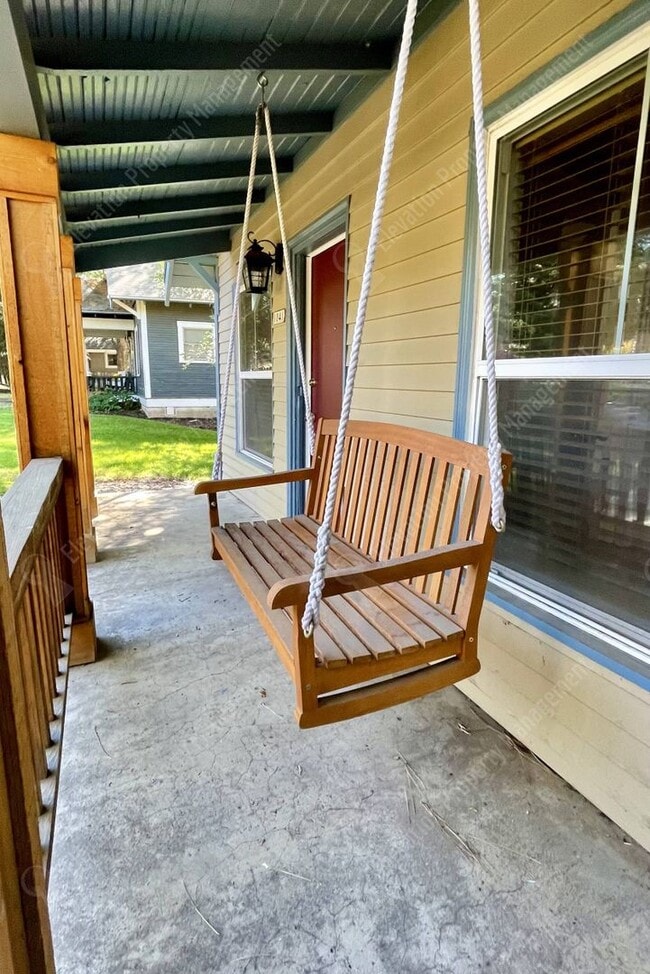 Photo - Super charming 2 BR cottage on the westsid...
