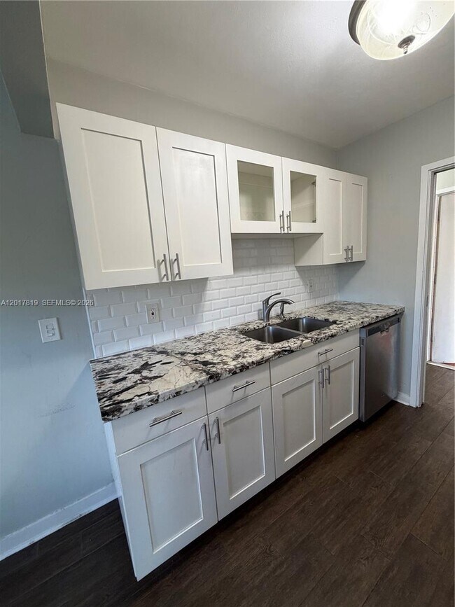 Building Photo - 2591 NE 55th Ct Unit 202