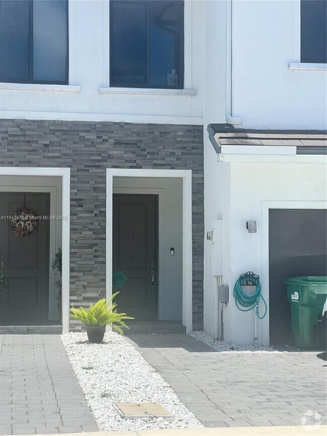 Building Photo - 10859 SW 235th Ln Rental
