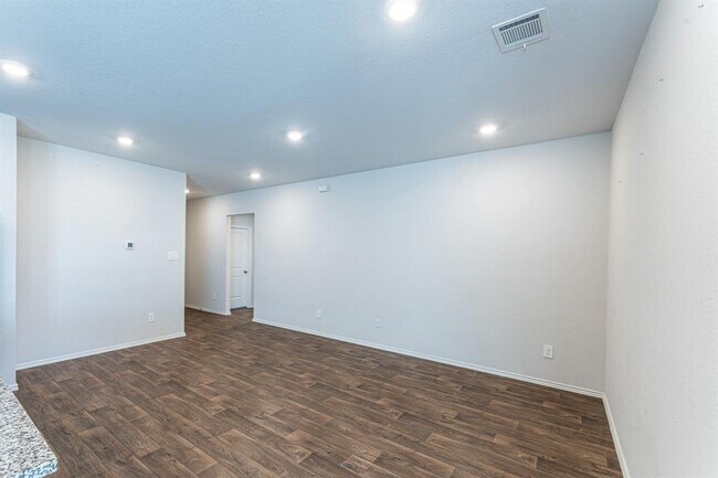 Photo - 317 Lily Pond Trl