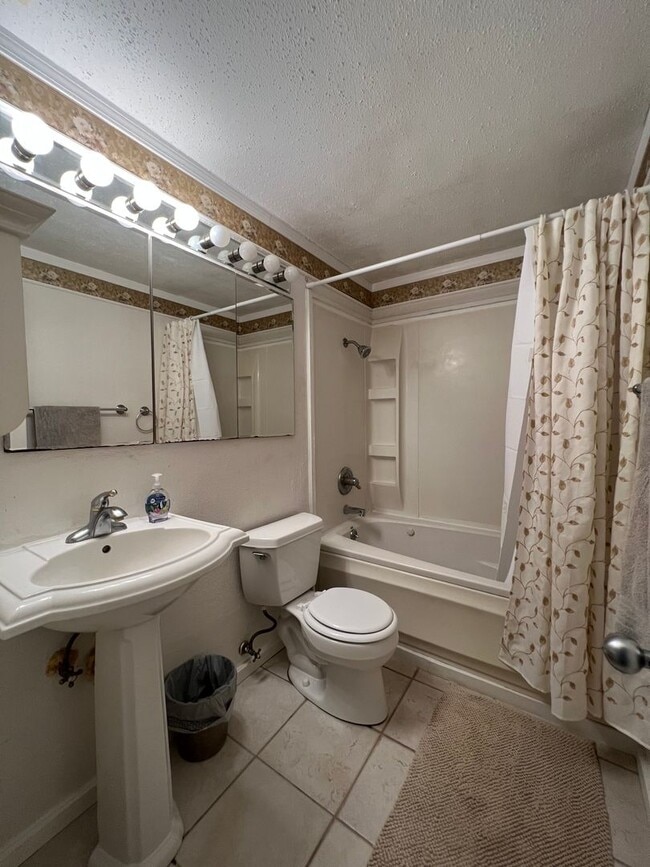 Building Photo - 84-707 Kiana Place #106C
