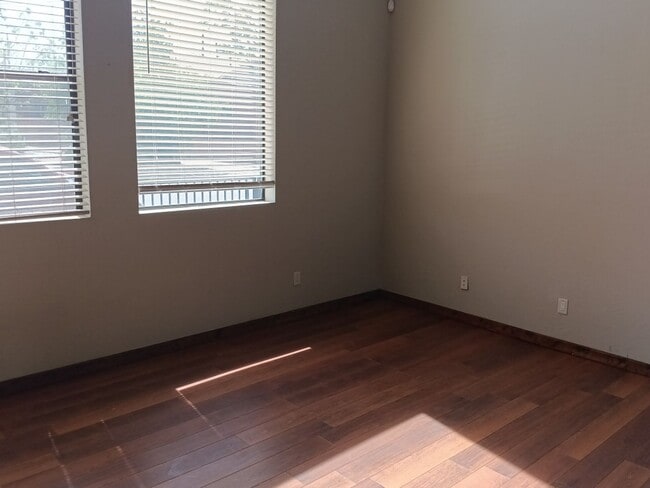 915 Edith Blvd NE Unit B